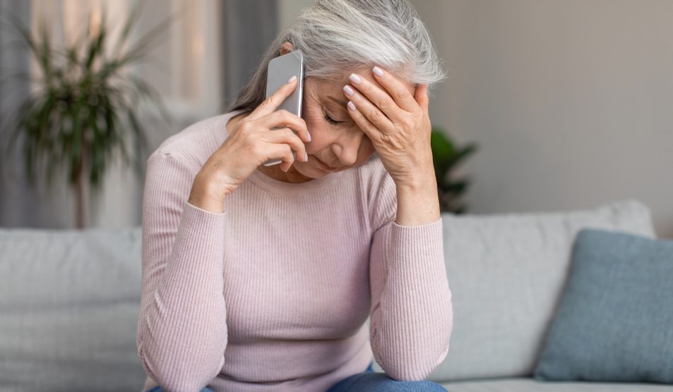 Idős nő telefonál