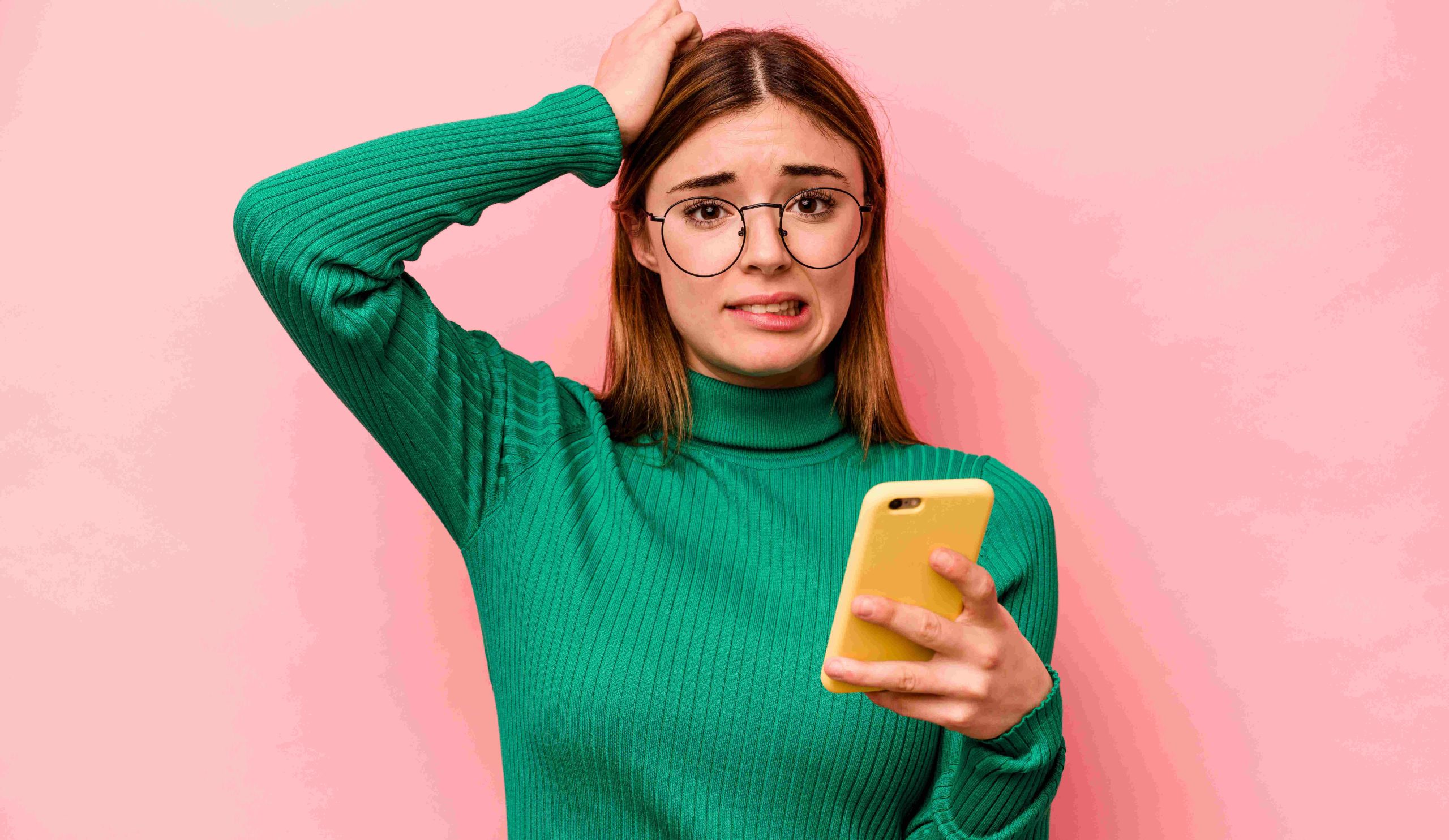 Gondterhelt nő kezében a telefonjával