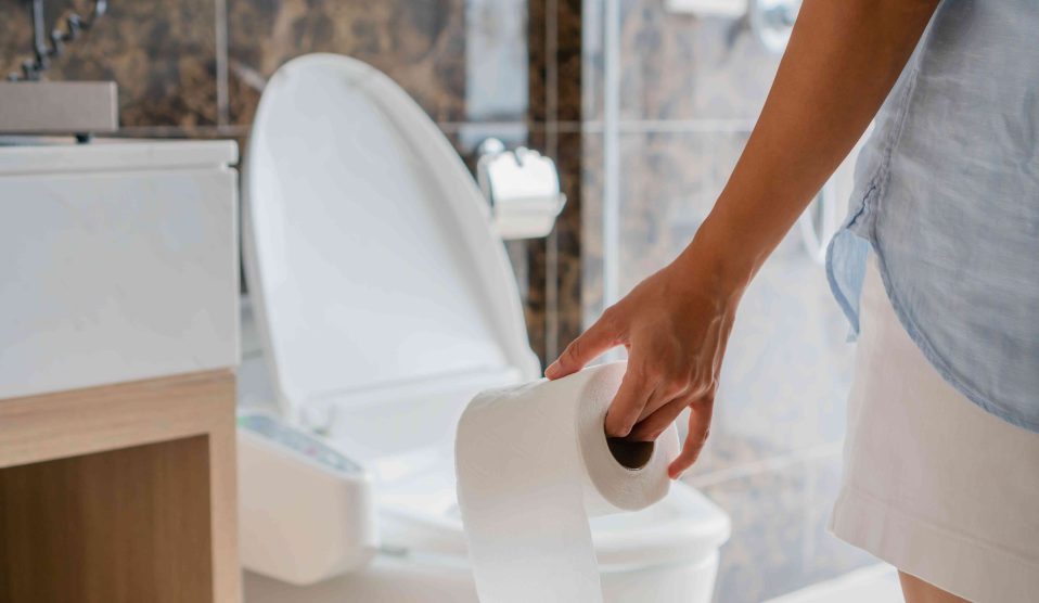 Wc higiénia | Meglepetés Nő wc-papírral megy a Wc felé
