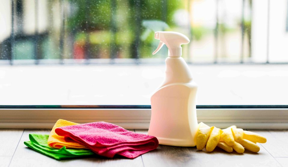 műanyag ablakkeret takarítása | Meglepetés Egy üveg tisztítószer-spray és törlőkendők koszos ablak előtt