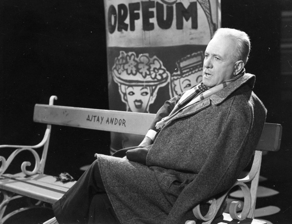 ajtayandor | Meglepetés 1963. jelenet az MTV szilveszteri műsorában sugározott, Slágermúzeum című revüfilmből. Ajtay Andor színművész.