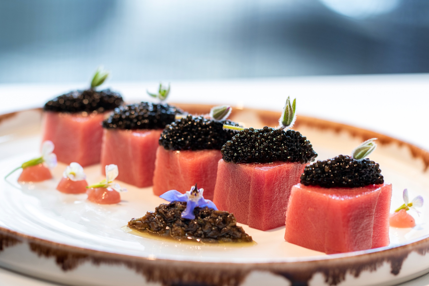 Macro close up detail of appetizing bluefin tuna sashimi with Beluga caviar | Meglepetés Az Almas kaviár a legdrágább a világ kaviárjai közül