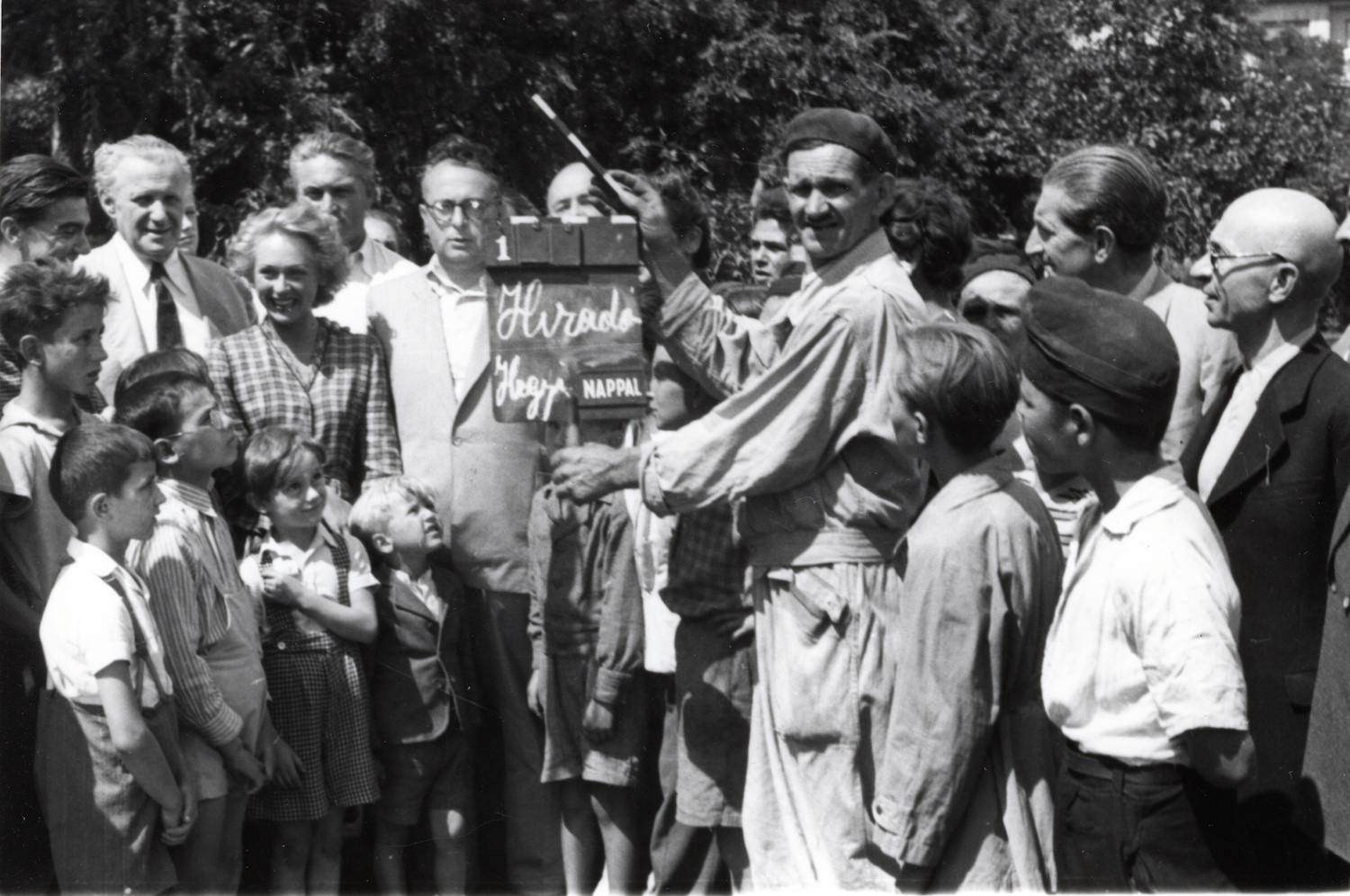 1947. Híradó tudósítás a Valahol Európában című fim forgatásáról. Balról Gábor Miklós (részben takarva), Somlay Artúr, Bánki Zsuzsa és Vas Zoltán