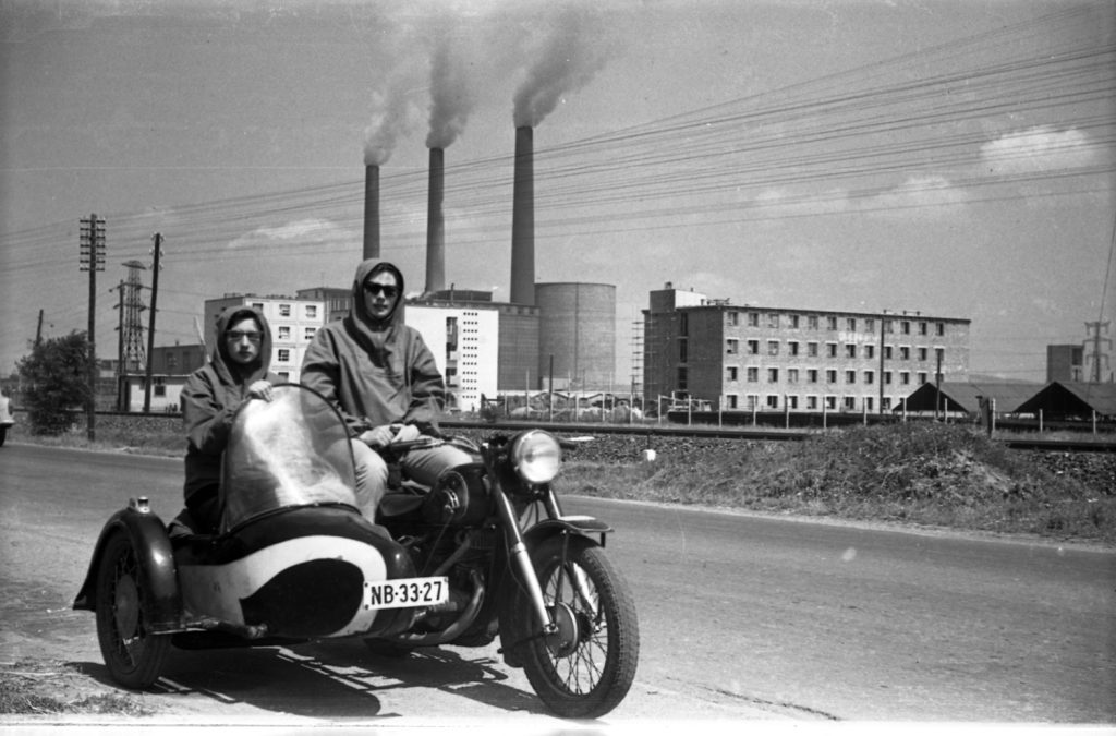 borsodkviz1 | Meglepetés 1965. Berente, (ekkor Kazincbarcikához tartozott), Hadak útja (26-os főút), háttérben a Borsodi Hőerőmű
