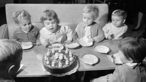 1966. Üllői út 1., az Állami Biztosító főigazgatósága, a felvétel az ÁB bébiknek rendezett Mikulás ünnepségen készült