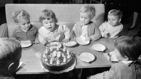 1966. Üllői út 1., az Állami Biztosító főigazgatósága, a felvétel az ÁB bébiknek rendezett Mikulás ünnepségen készült