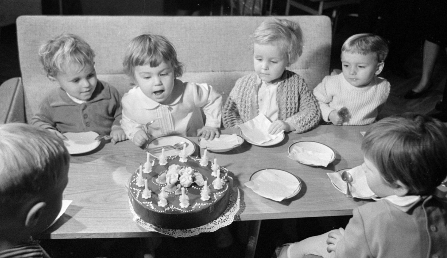 1966. Üllői út 1., az Állami Biztosító főigazgatósága, a felvétel az ÁB bébiknek rendezett Mikulás ünnepségen készült