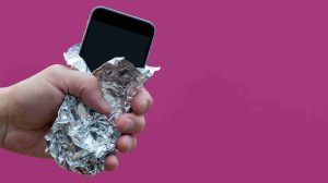 alufóliába tekert mobiltelefon