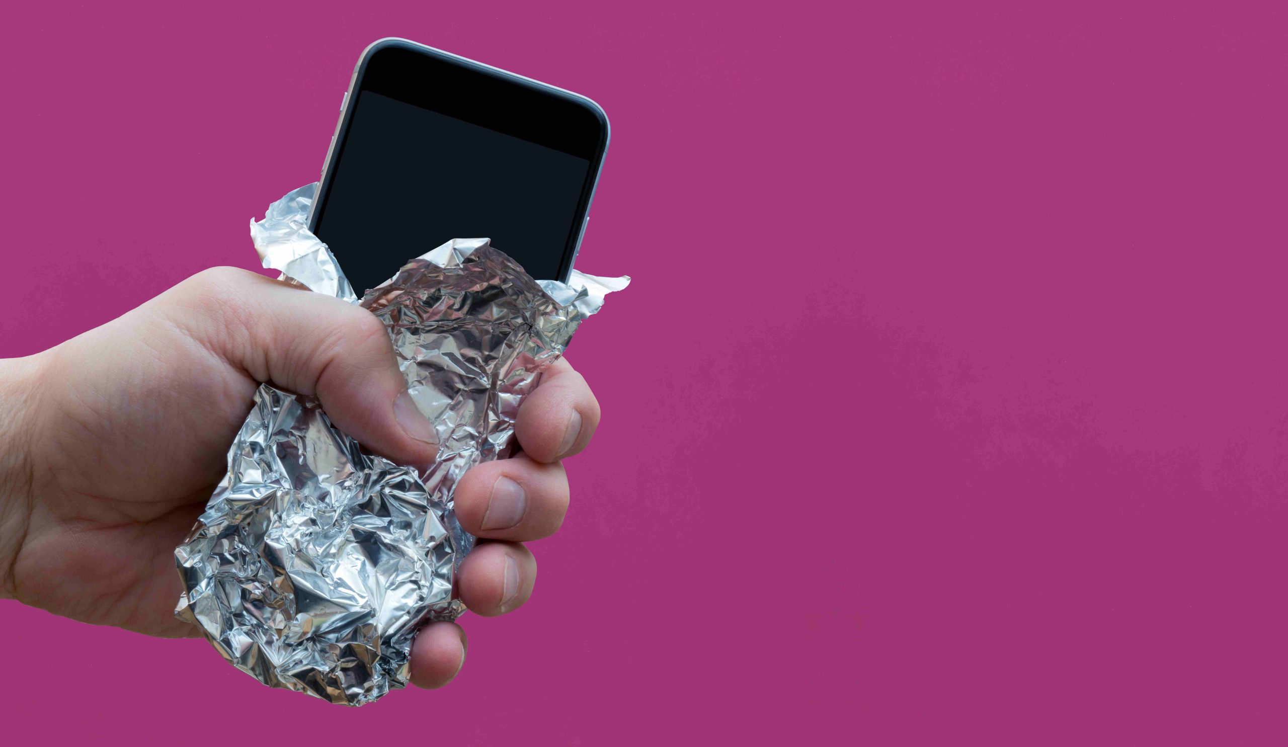 alufóliába tekert mobiltelefon