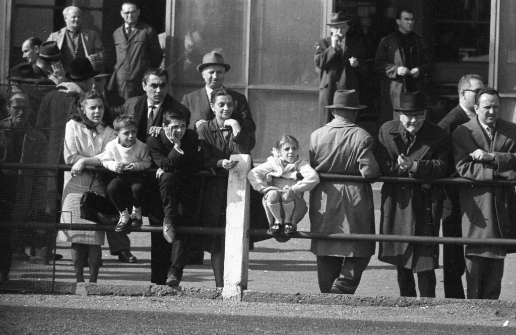 g-denes-gyorgy2 | Meglepetés 1966. Kerepesi úti Ügetőpálya, háttérben az I. helyi büfé. Középen, kalapban G. Dénes György (Zsüti) dalszövegíró