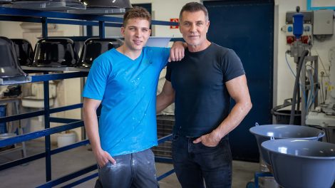 Hegedűs László bográcskészítő és fia