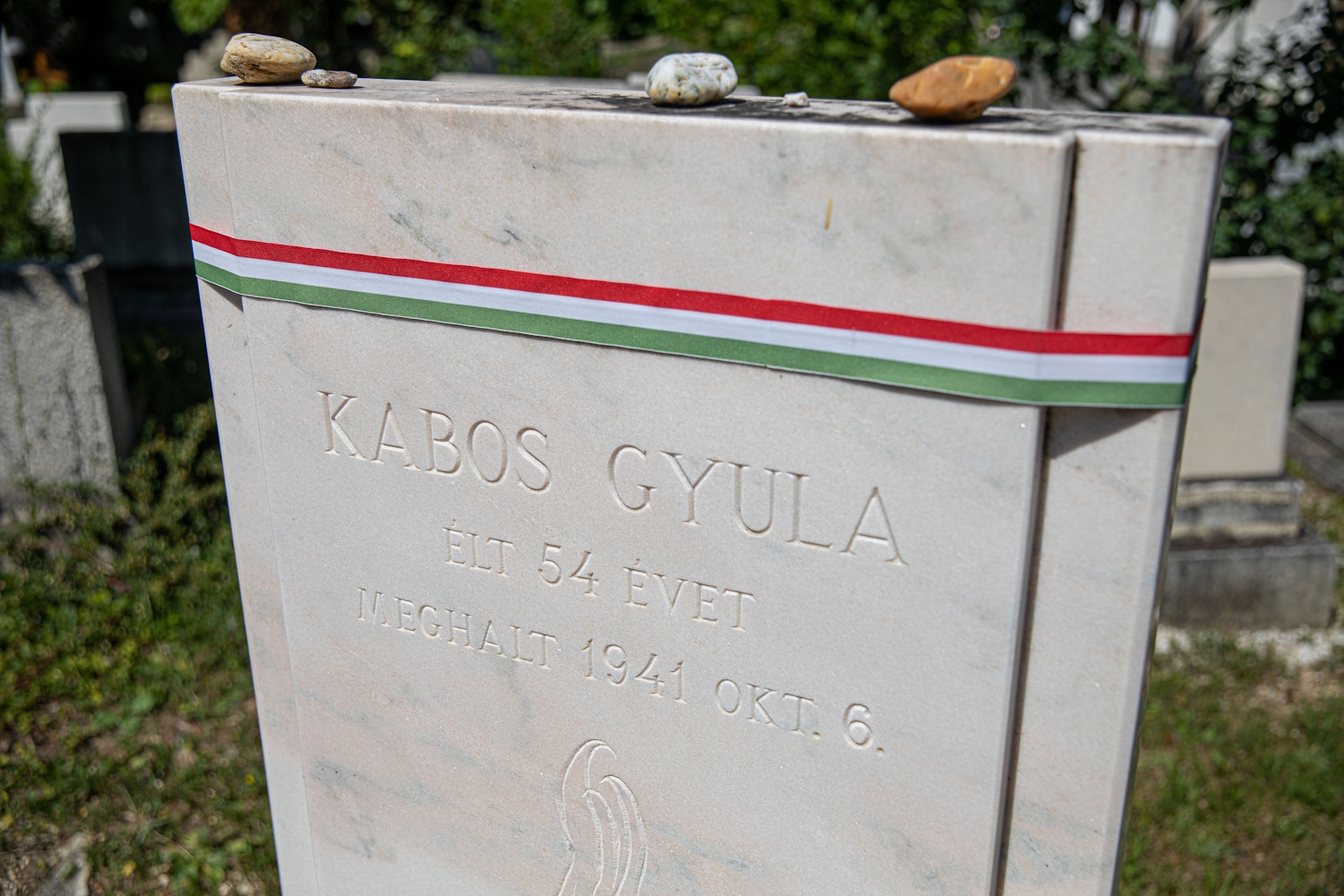 Kabos Gyula sírja a Farkasréti temetőben | Meglepetés Kabos gyula sírhelye a Farkasréti temetőben