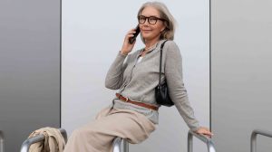 60+-os nő kardigánban telefonál
