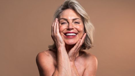 érett szép idős nő beauty fotó a kezekről