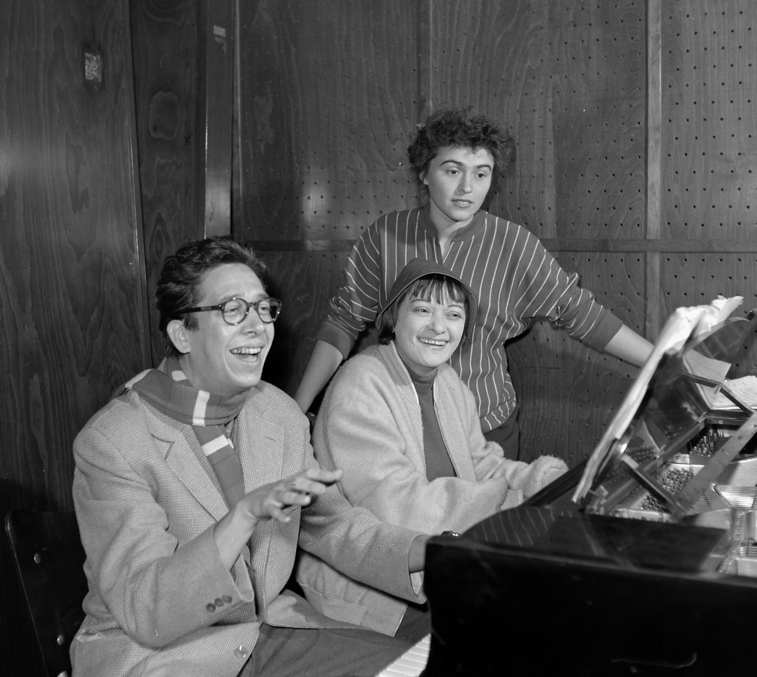 kissmanyi3 | Meglepetés 1958. a Magyar Rádió stúdiója Kristóf Károly és Gyöngy Pál Minden jegy elkelt című rádióoperettjének felvételekor. Rozsos István, Kiss Manyi és Vetró Margit