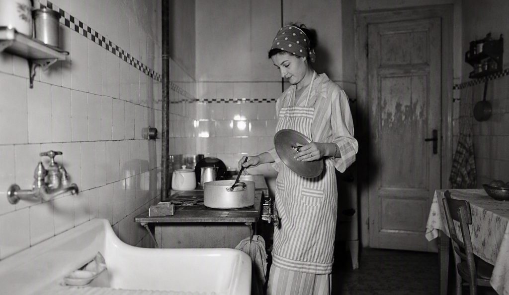 egy magyar konyha háziasszonnyal 1956-ban