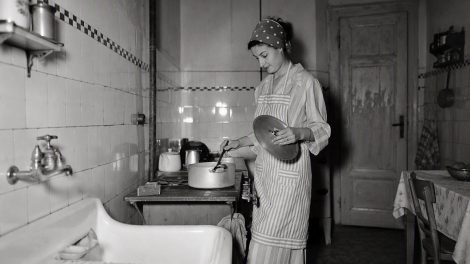 egy magyar konyha háziasszonnyal 1956-ban
