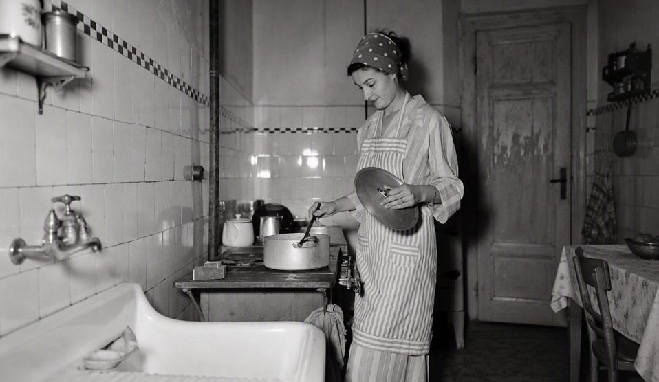 egy magyar konyha háziasszonnyal 1956-ban