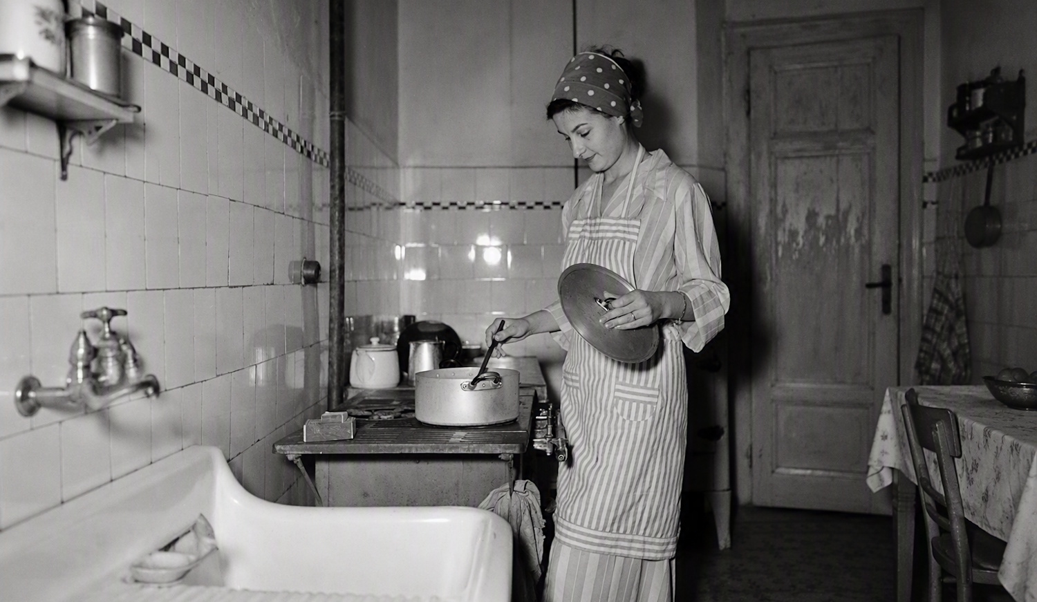 egy magyar konyha háziasszonnyal 1956-ban