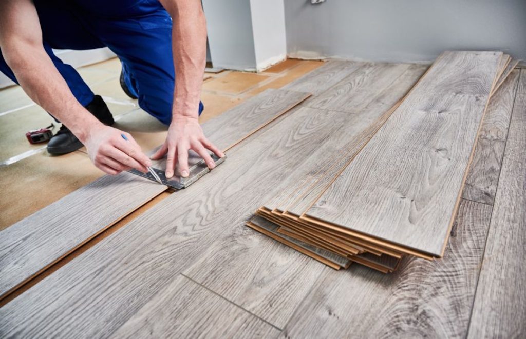 laminalt | Meglepetés szakember laminált padlót tesz le lakásfelújításkor