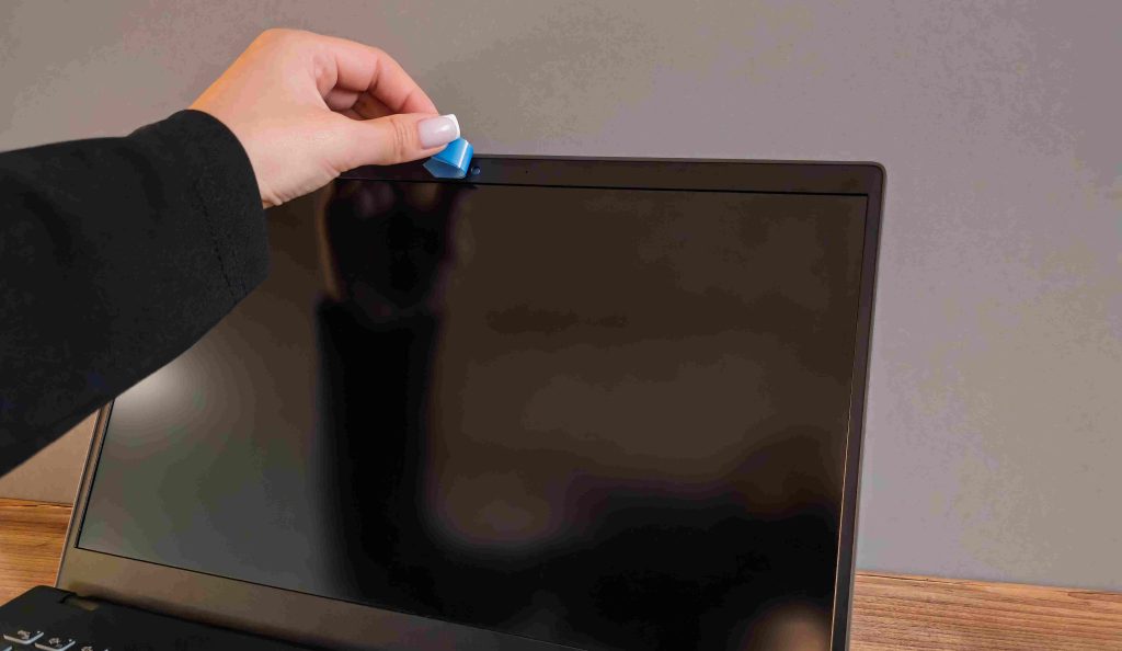 Nő leragasztja a laptopja kameráját