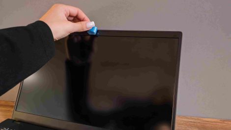 Nő leragasztja a laptopja kameráját