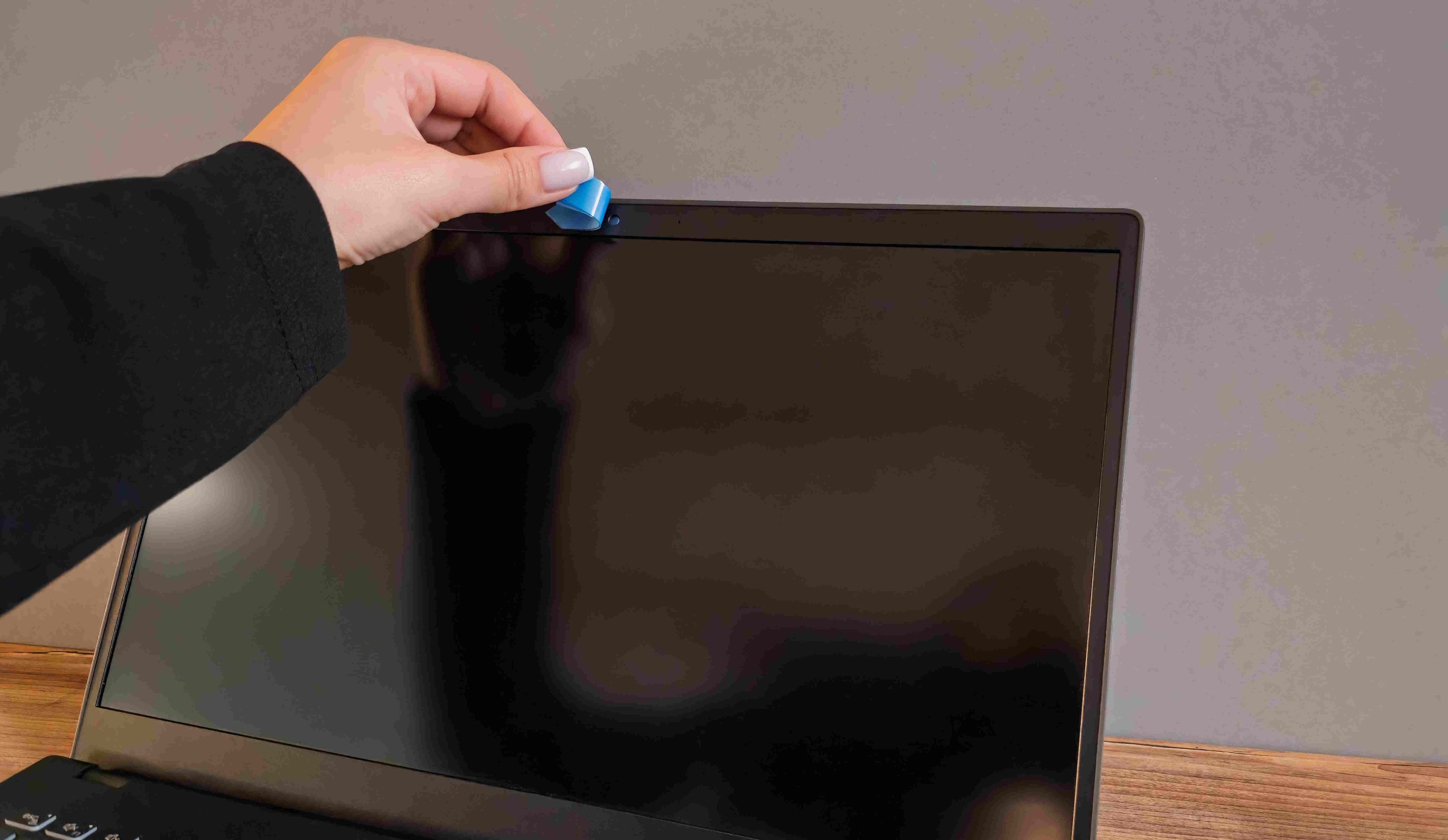 Nő leragasztja a laptopja kameráját