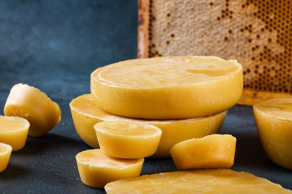 Blocks of beeswax for candle making Raw beeswax Handmade candle production | Meglepetés tiszta méhviasz tömbben