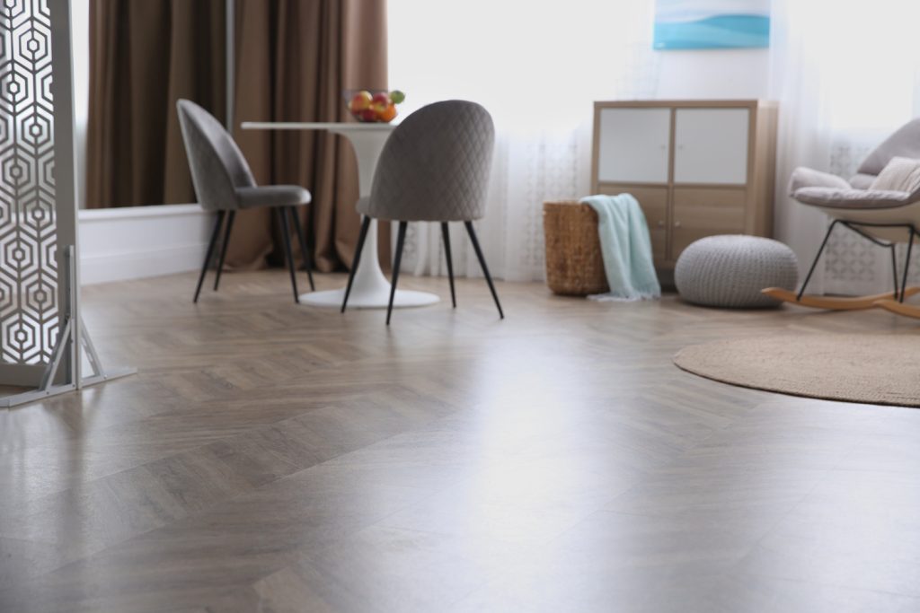 parketta mintás modern linóleum új lakásban