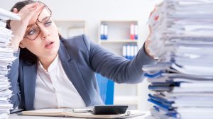 Stresszel munka közben egy nő