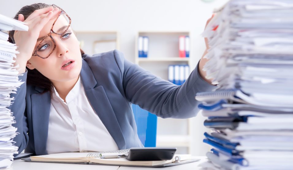 Stresszel munka közben egy nő