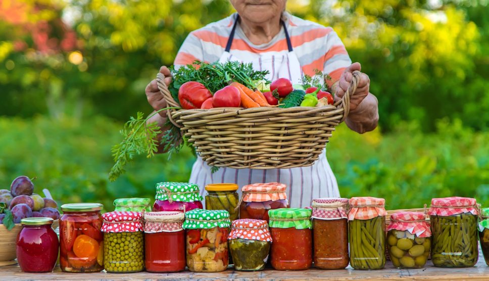 Senior woman preserving vegetables in jars Selective focus Food | Meglepetés nagymama büszkén a lekvárjaival savanyúságaival