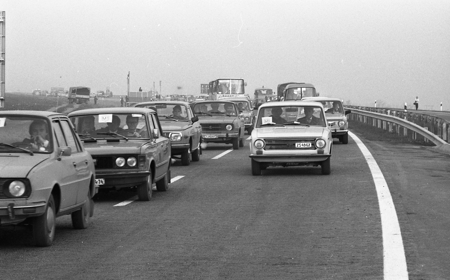 Autók a 80-as években az autópályán | Meglepetés Autók a 80-as években az autópályán