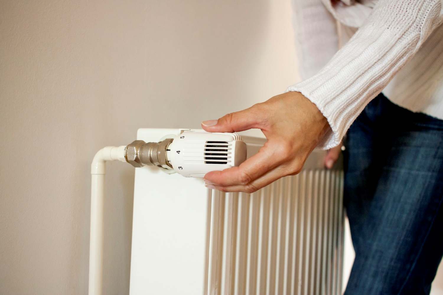 ThinkstockPhotos-613121204 | Meglepetés kéz tekeri a radiátort
