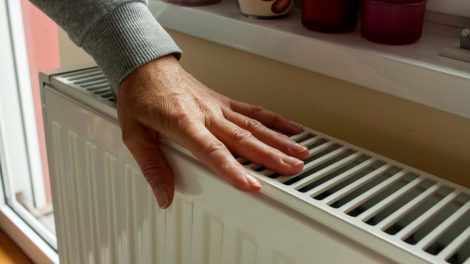 kéz fogja a radiátort