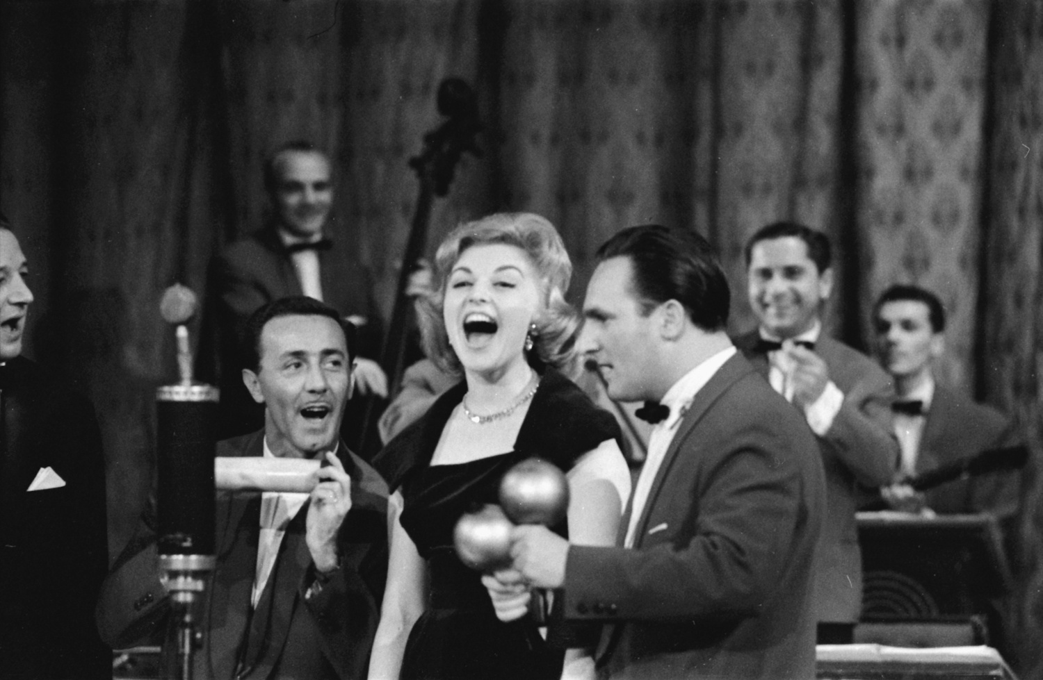 1959. Sárosi Katalin táncdalénekesnő, a kép bal szélén Zsoldos Imre.