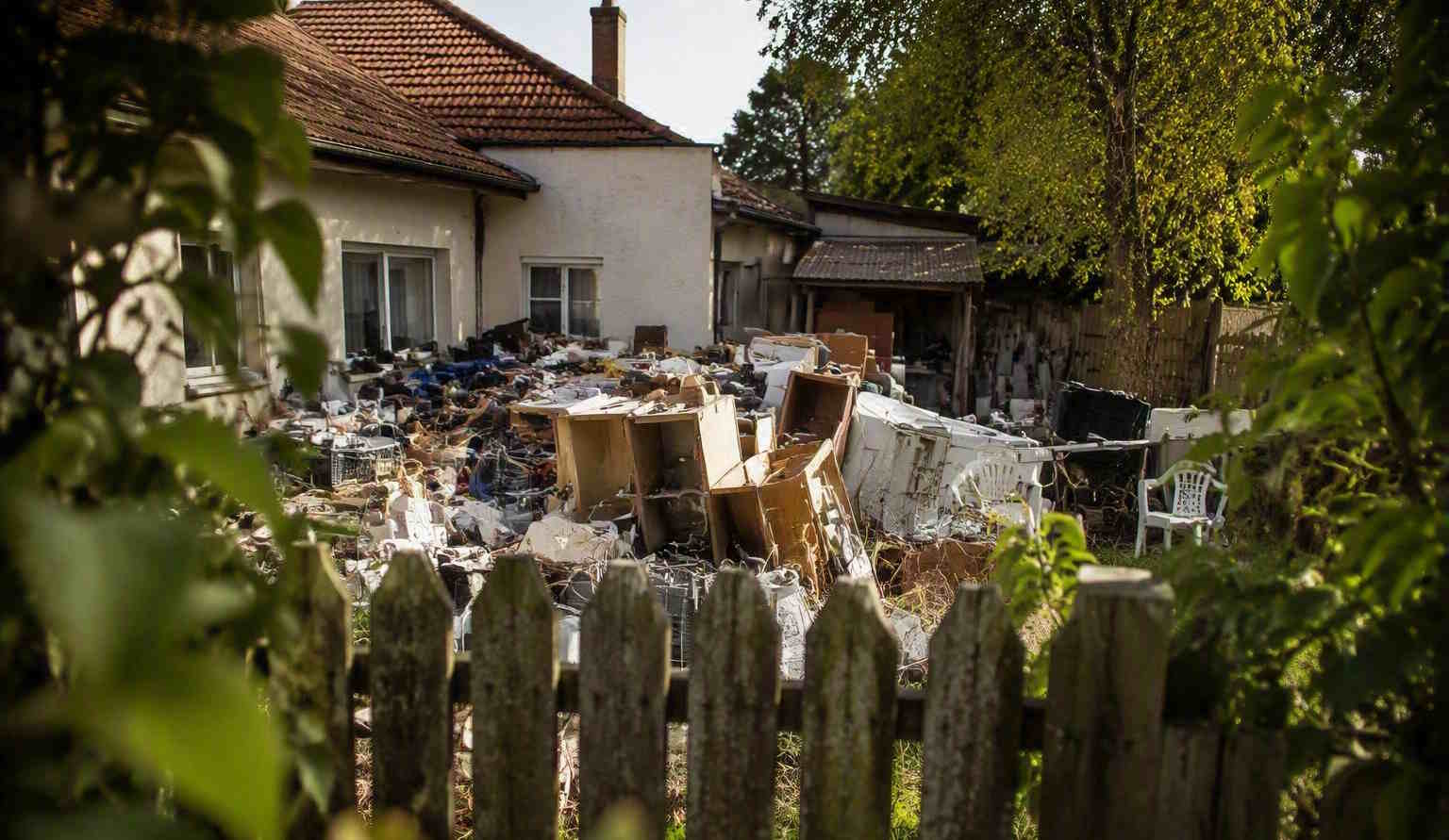 Gyűjtögető szomszéd kertje