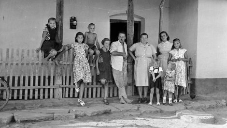 1957 régi magyar fotó család, parasztház, léckerítés