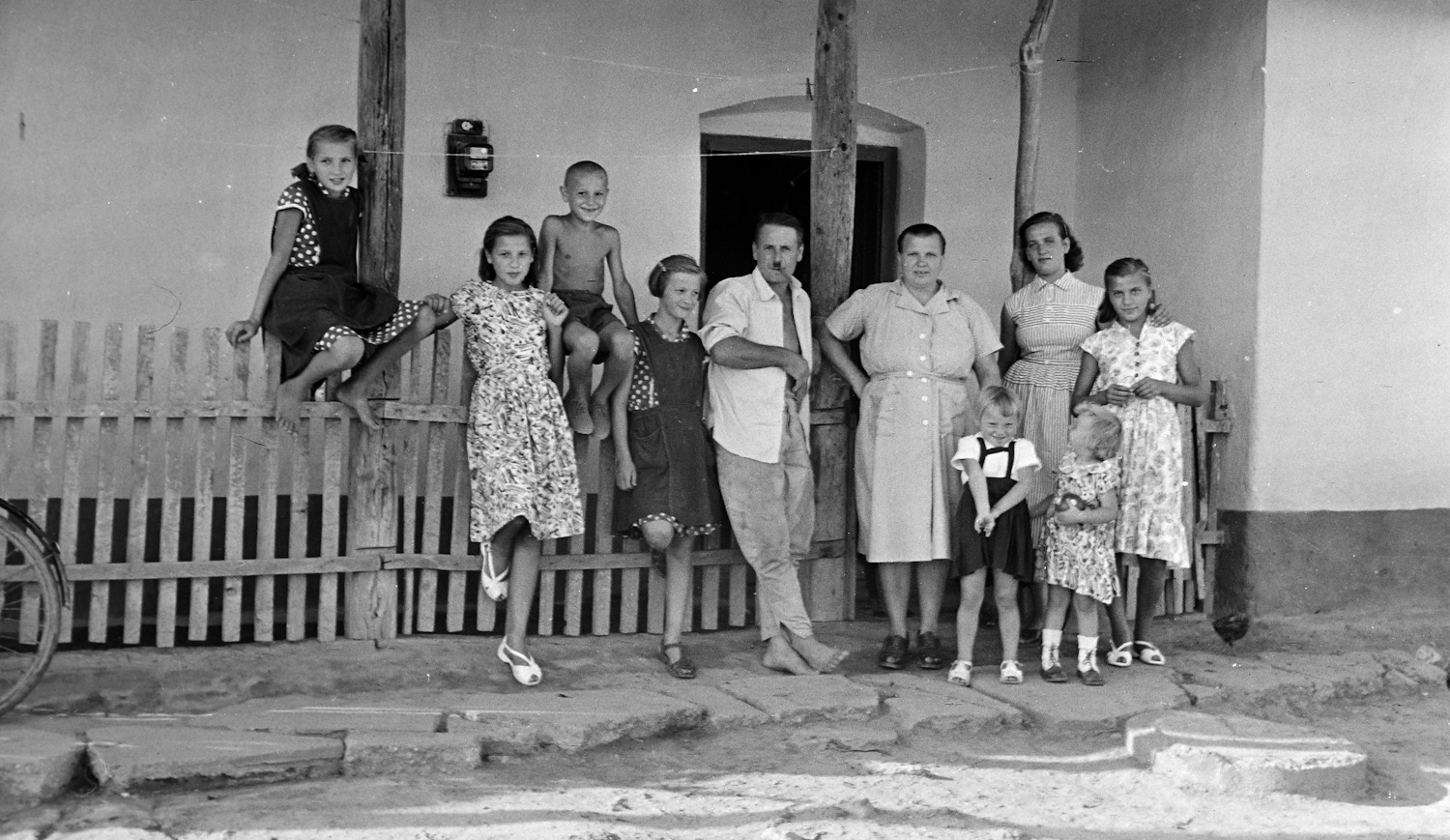 1957 régi magyar fotó család, parasztház, léckerítés