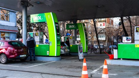 mol kúton tankol egy férfi