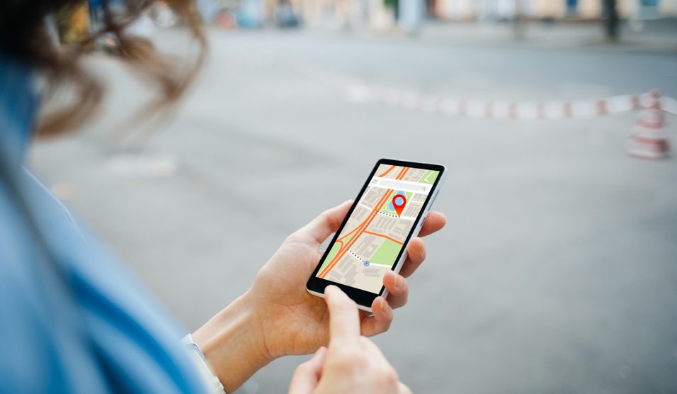 Nő térképet néz a telefonján