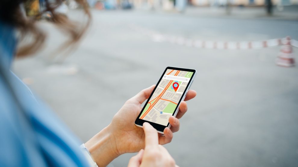 Nő térképet néz a telefonján