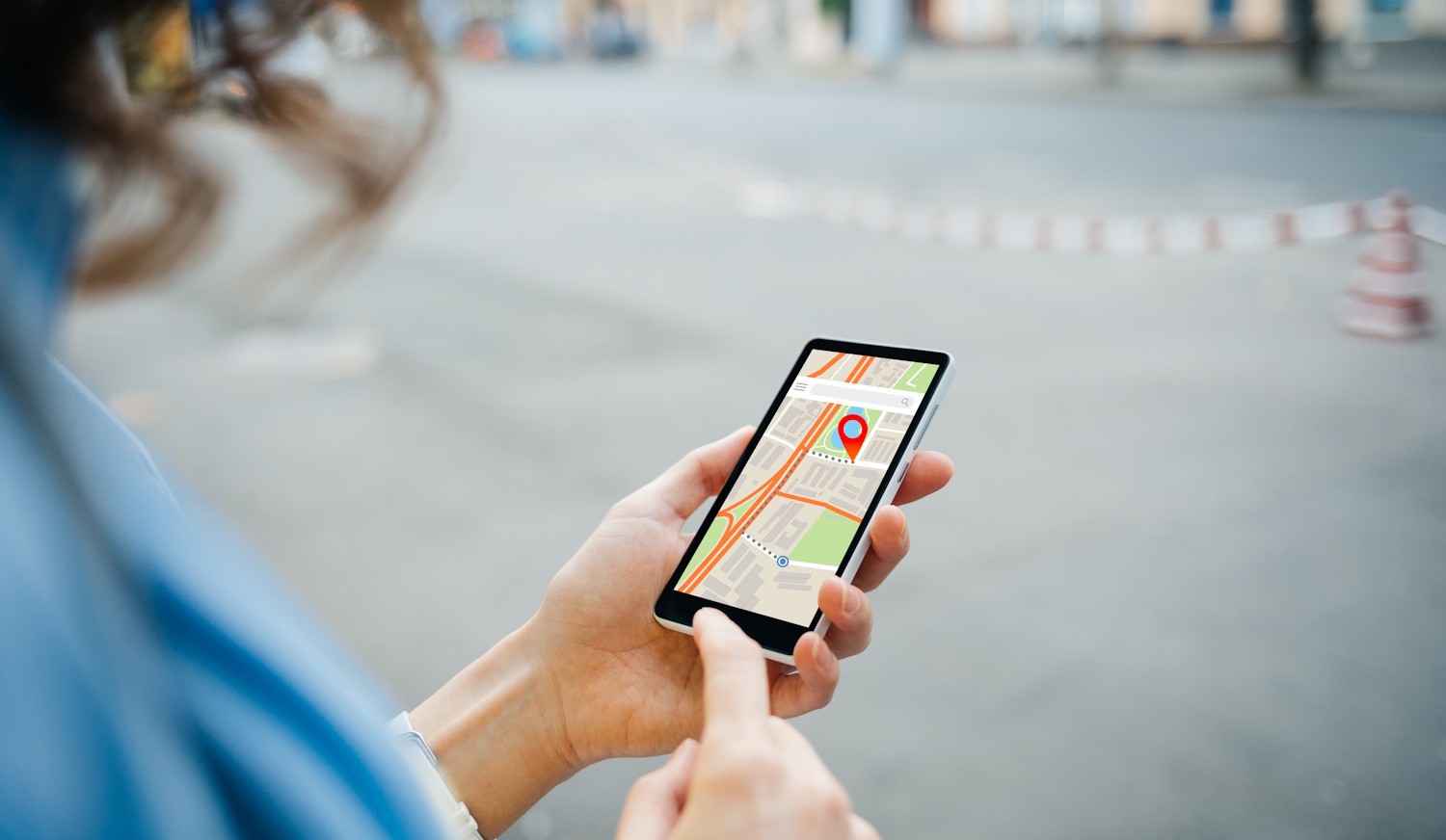Nő térképet néz a telefonján