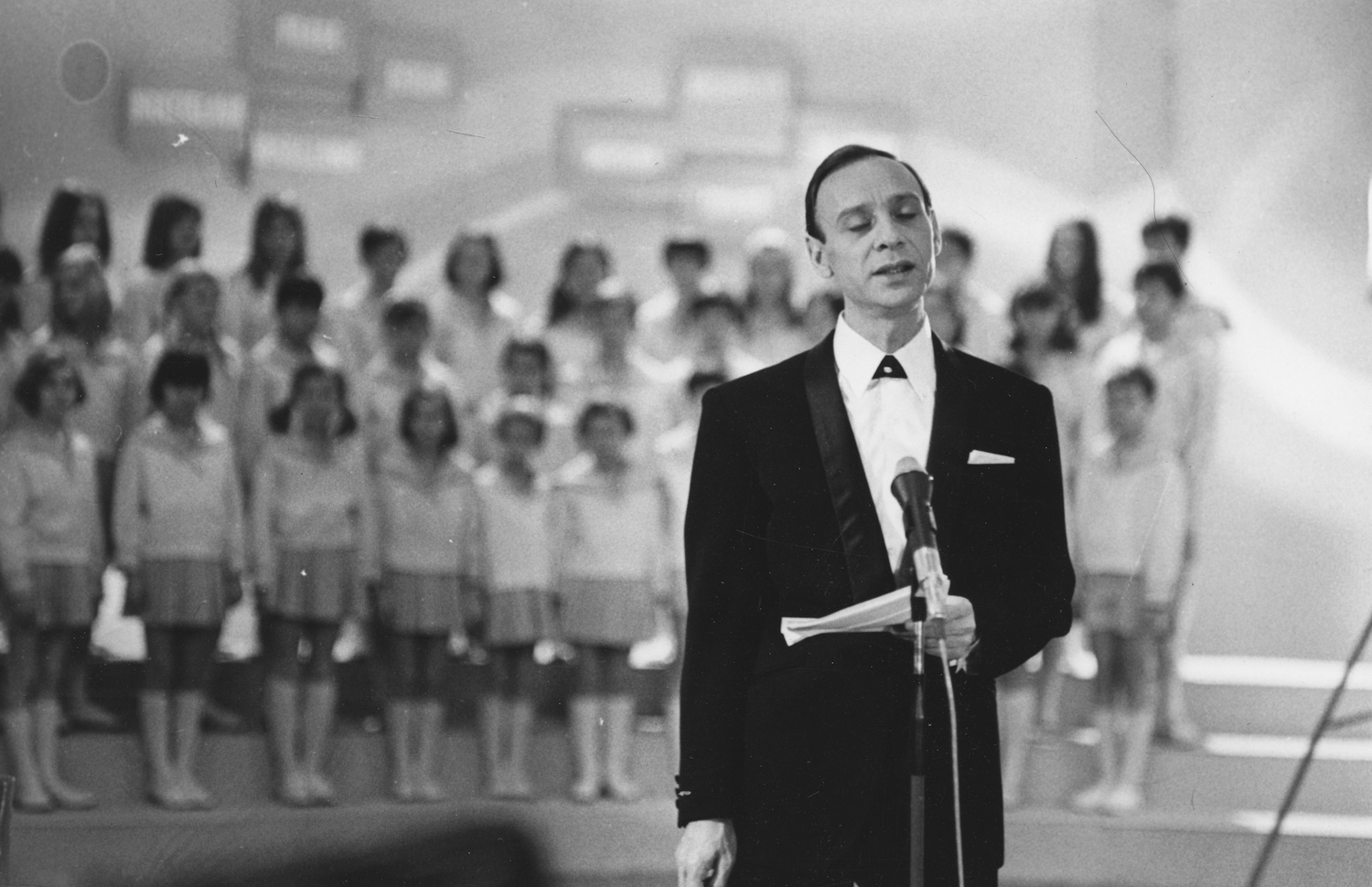 vargajozsef3 | Meglepetés 1965., mögötte a Rádió gyermekkórusa varga józsef bemondó