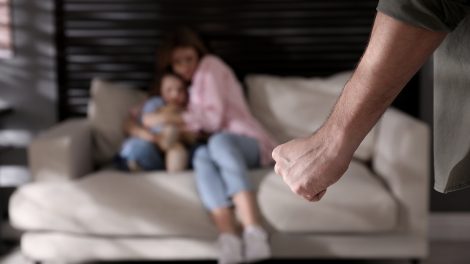 Férfi fenyegeti feleségét és lányát otthon