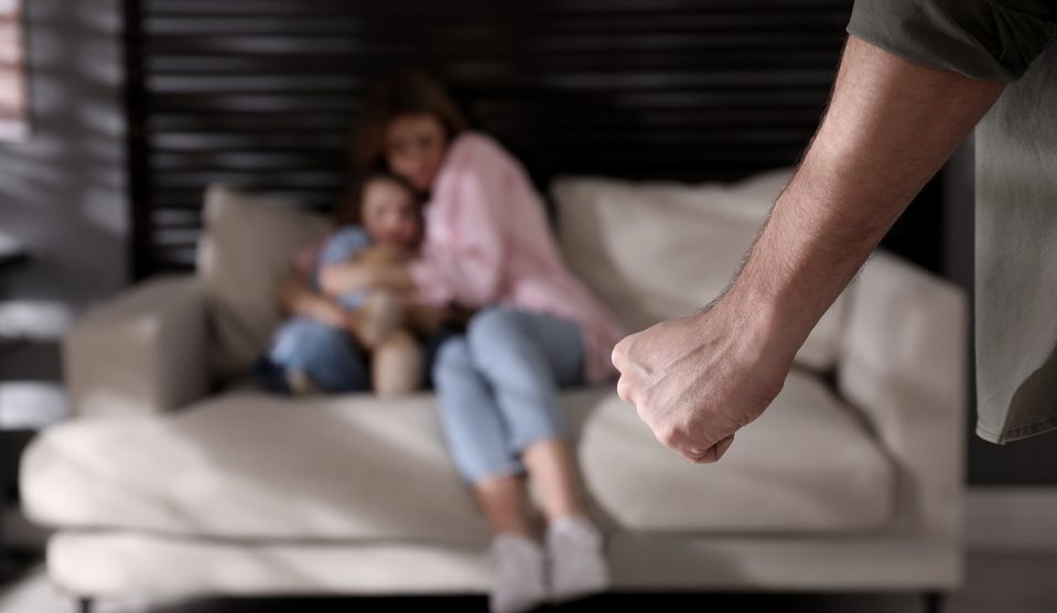 Ki védi meg az erőszakos kapcsolatban élő nőket? | Meglepetés Férfi fenyegeti feleségét és lányát otthon