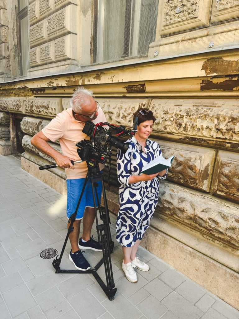 Dióssy Klári a forgatások szünetében is olvas