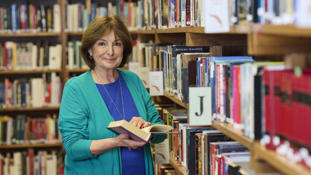 endrei judit bemondónő könyvtárban olvas
