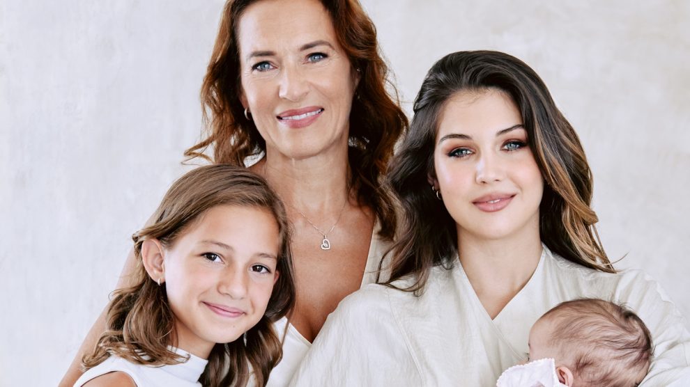 fésűs nelly lányai csenge és elza és unokája yana