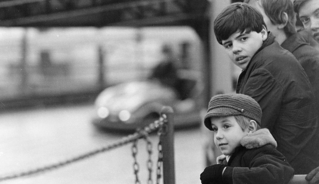 1972 fiúk a városligetben, a felvétel a Versenyautó pályája előtt készült.